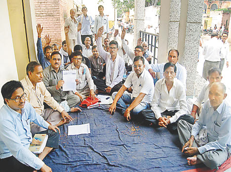 lekhpal protest against ajam statement