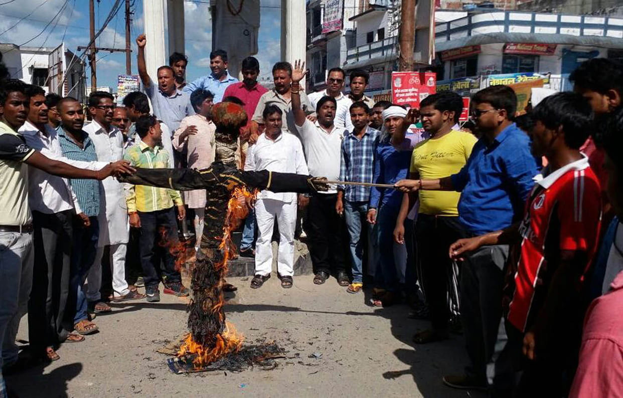 sp workers burnt jila panvhayat effigy