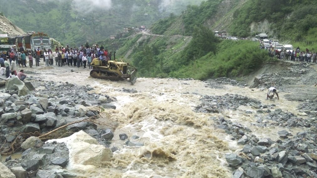 Heavy rainfall in himachal, 150 road blocked, live photos.