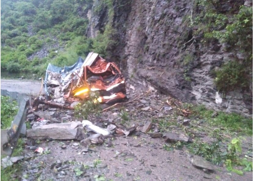Heavy rainfall in himachal, 150 road blocked, live photos.
