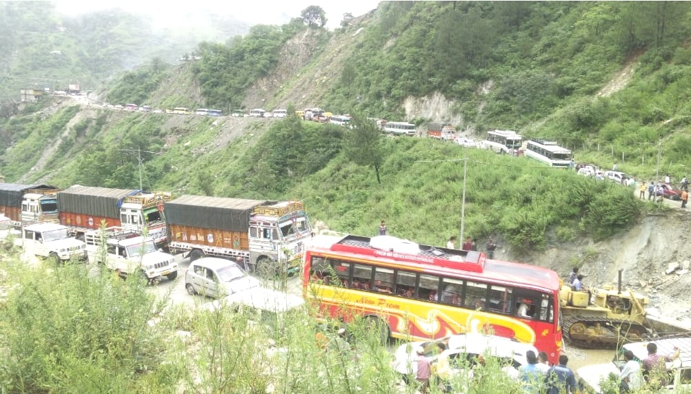 Heavy rainfall in himachal, 150 road blocked, live photos.