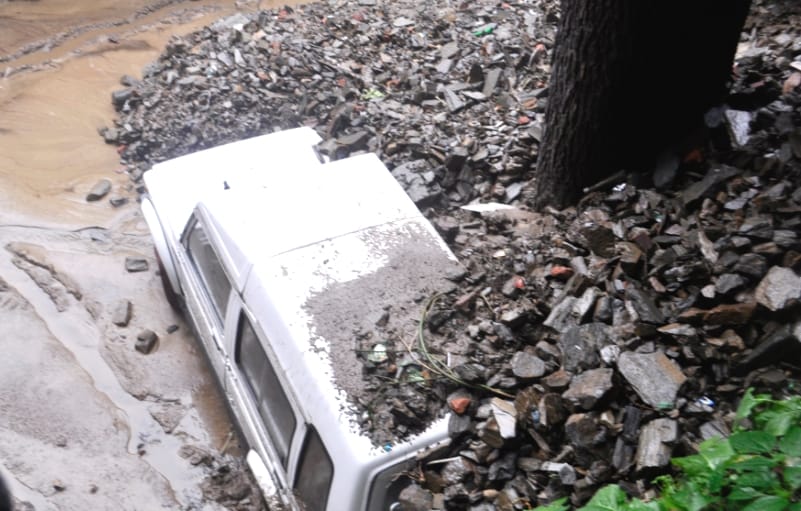 Heavy rainfall in himachal, 150 road blocked, live photos.