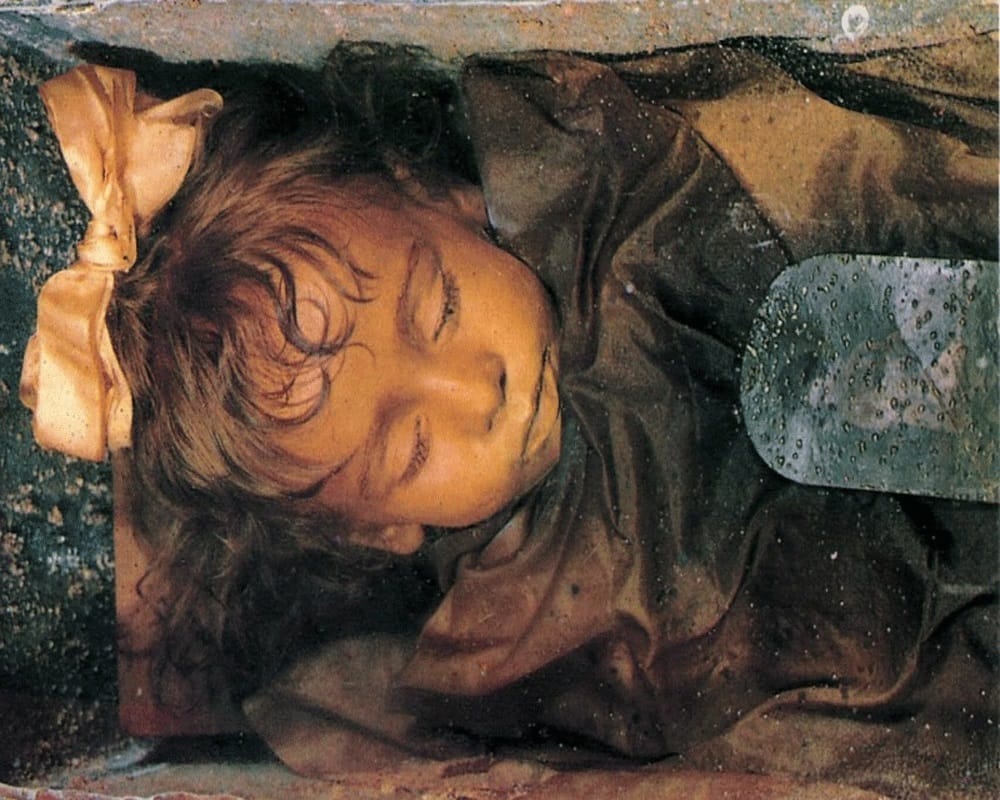 Girl Died 100 Years Ago But Still Opens And Closes Her Eyes