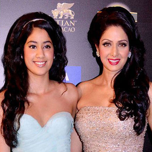 jhanvi kapoor doing liplock with her boyfriend