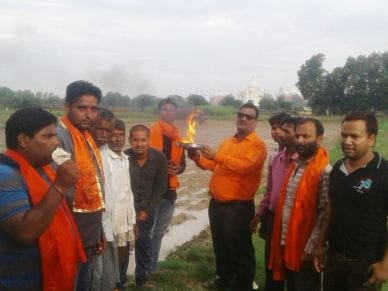 shivsena take aarti of taj 