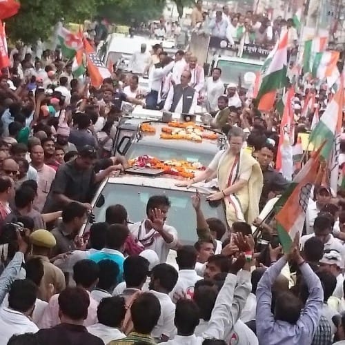 massive crowd in Sonia gandhi Varanasi Roadshow