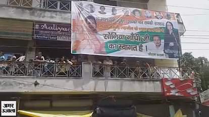 Supporters gathered in Varanasi to participate in Sonia Gandhi road show 