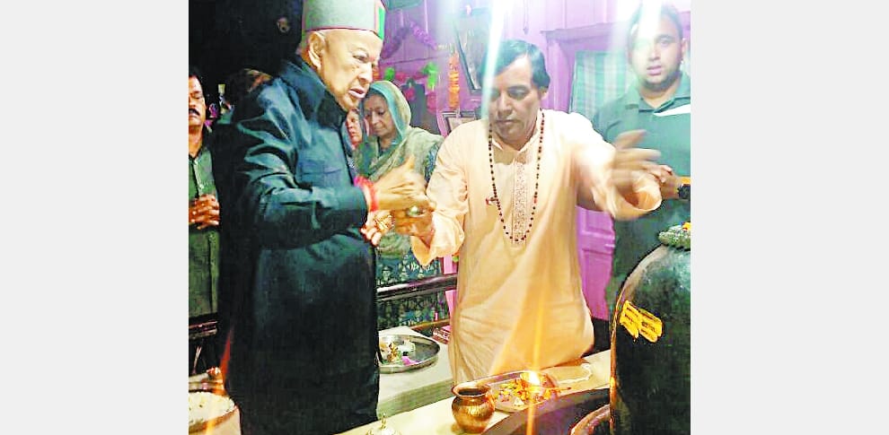 CM Virbhadra Singh Worship at Chaurasi Temple Chamba.