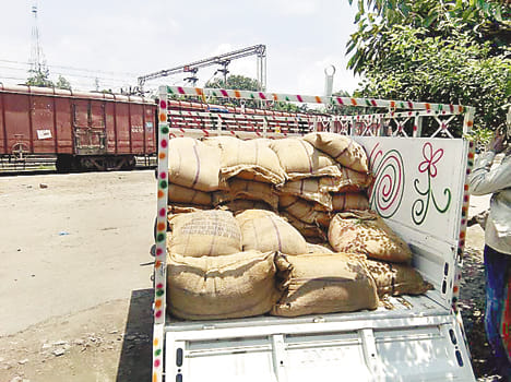 robbers looted wheat from goods train