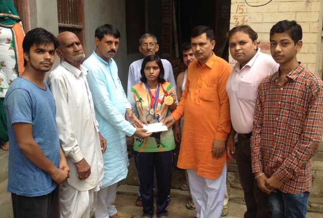 haryana women kabaddi team captain nirmala forced to selling kitchanware in market 