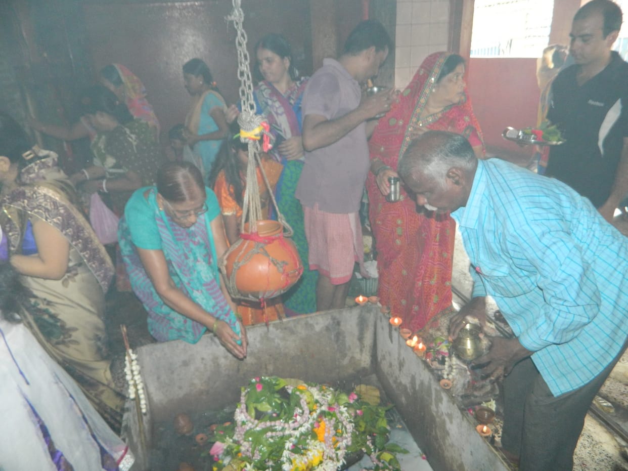 croud in temple