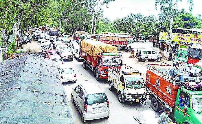 10 km long jams in Sarsawa