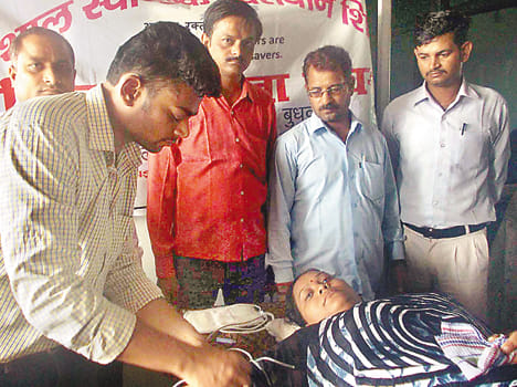 Spokesman and students by donating blood