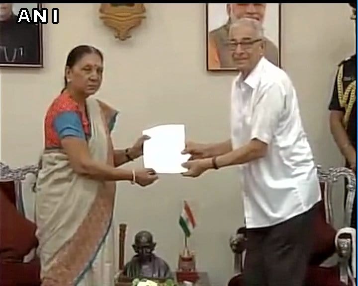  Anandiben patel submited resignation to governor