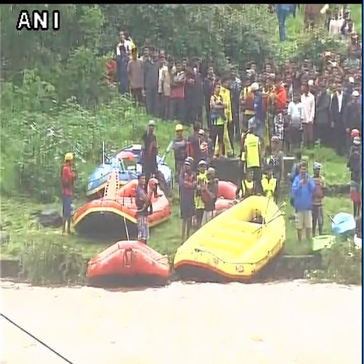 Bridge collapses on Mumbai-Goa highway near mahad, two buses with 22 persons aboard missing