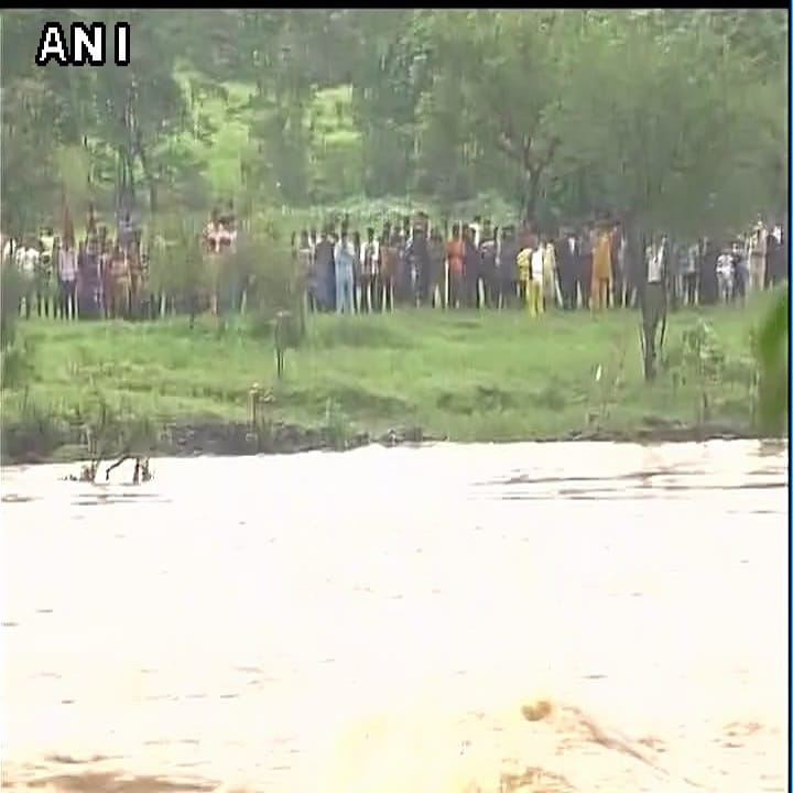 Bridge collapses on Mumbai-Goa highway near mahad, two buses with 22 persons aboard missing