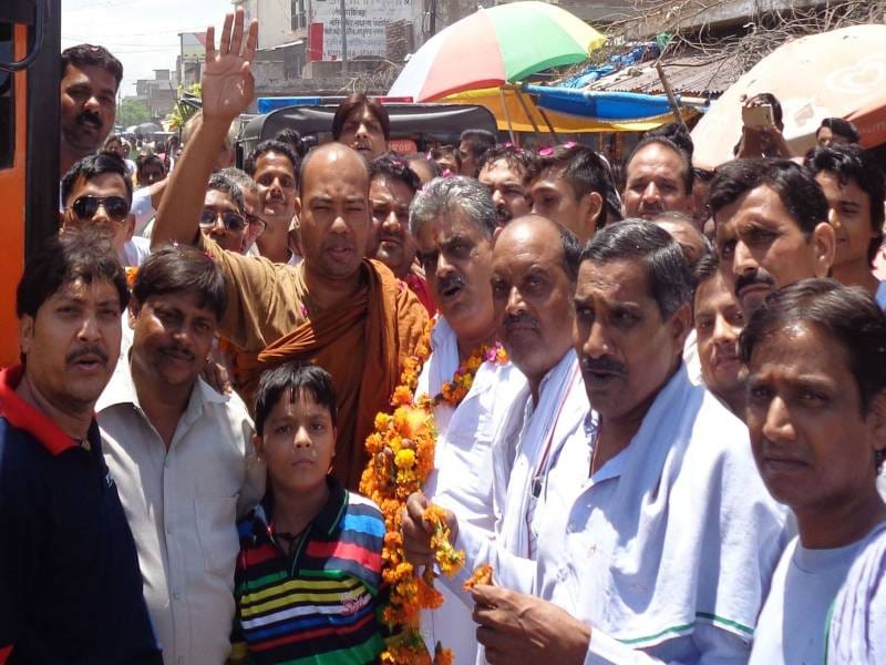 buddh ke upadeshon par chalane ka sankalp