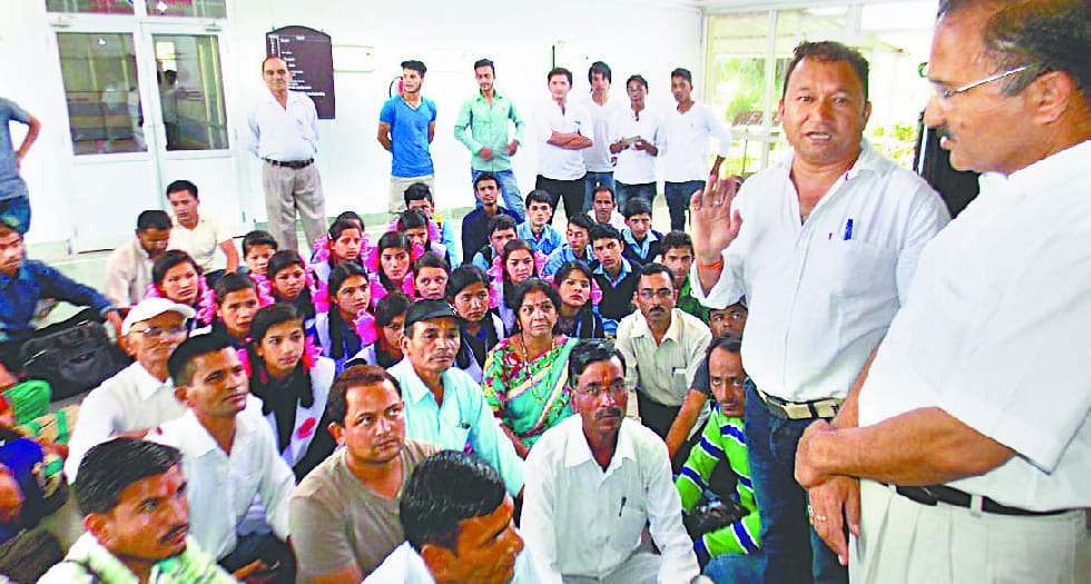 DM Danpur about problems with hoop