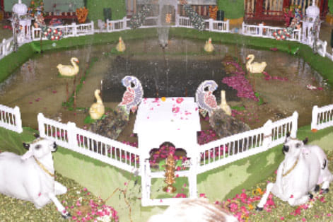 Devotees throng to Dwarikadheesh temple