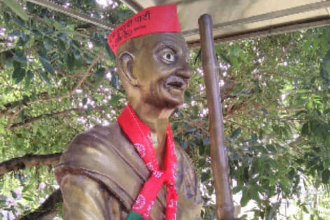 Miscreants put SP cap on Mahatma Gandhi