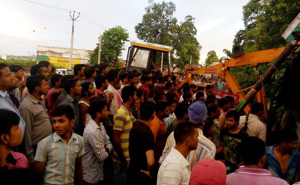 Dhaba fallen tree , farmer escaped death