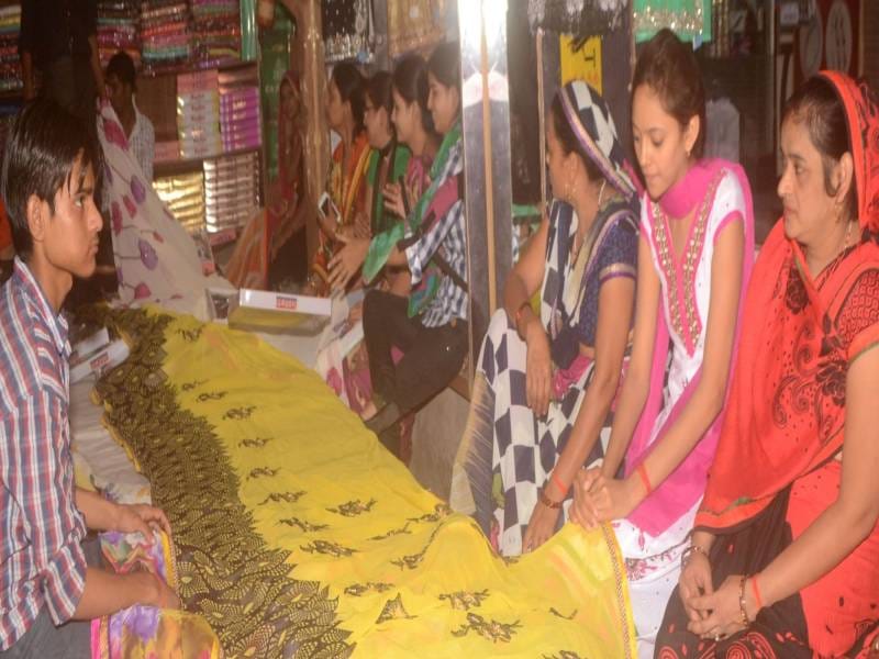 hariyaalee teej par kaitalog lahanga sari kee dimaand