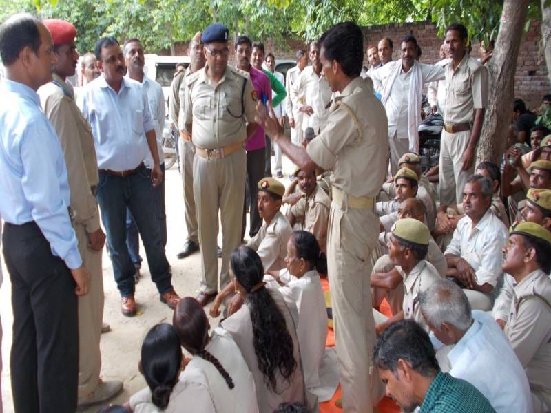 kalektret par maangon ke lie homagaardon ka pradarshan