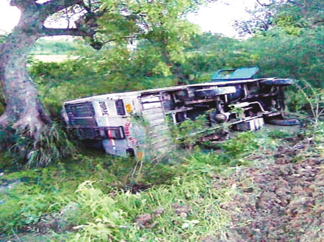 Private bus fell 26 injured in Khanti