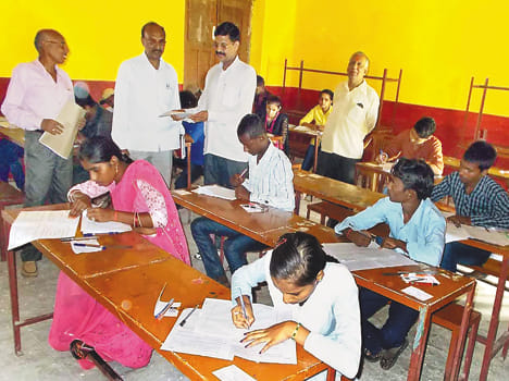 40 high school student sitting in the compartment exam