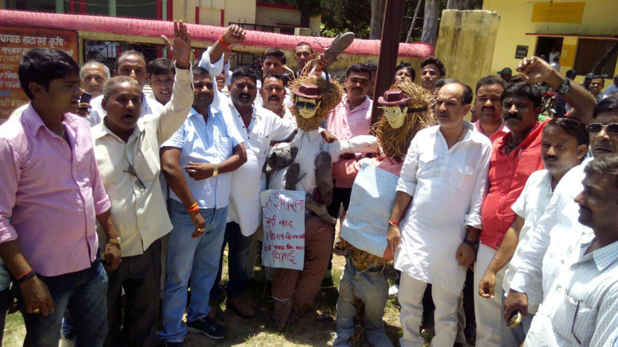 suuporters burnt effigy