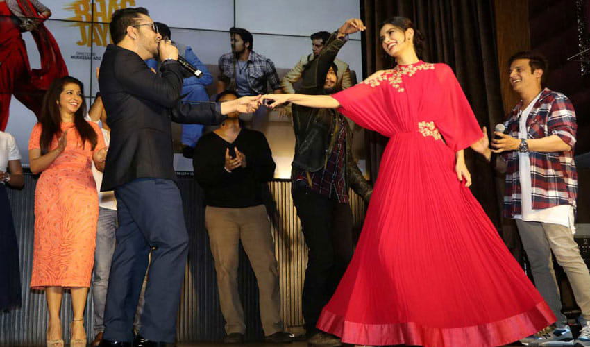 mika singh give dirty comments on diana penty