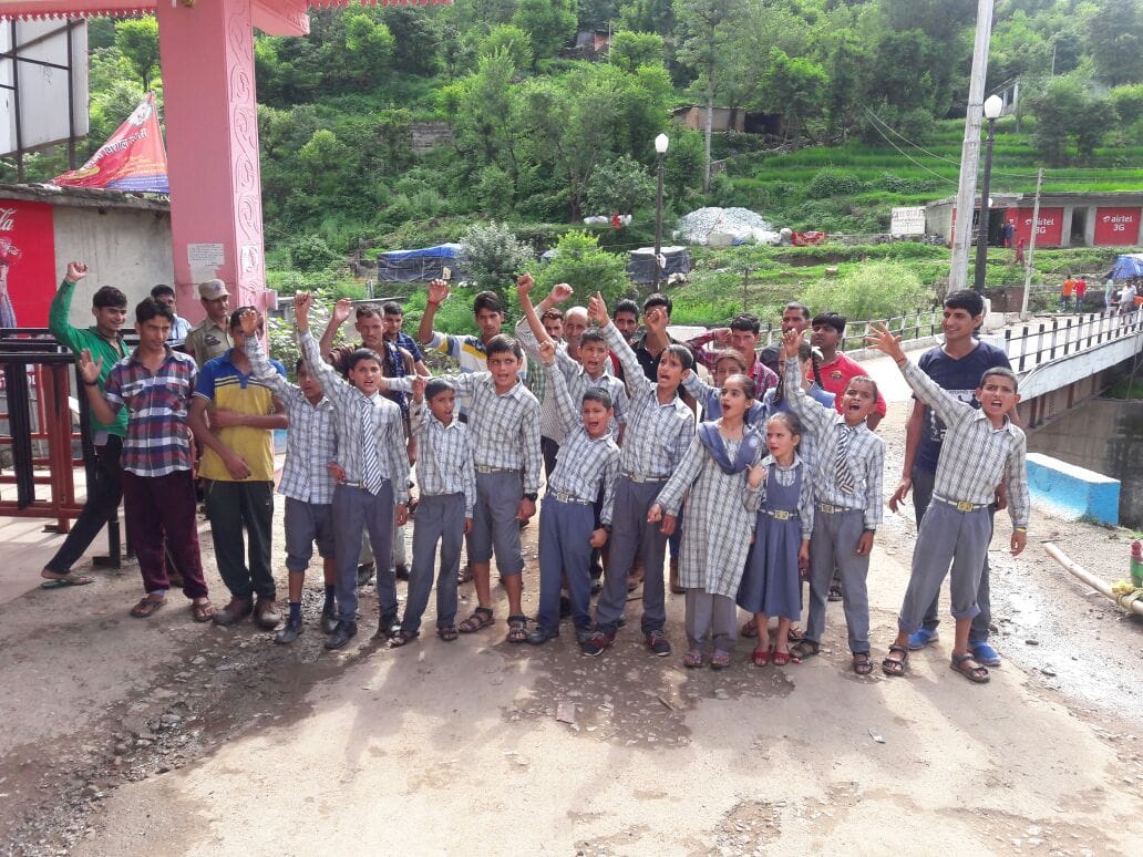 The students left the school ransu decaying road