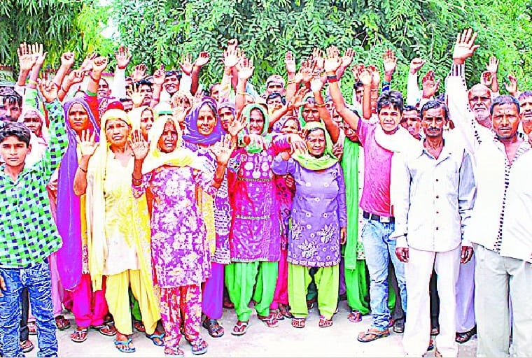 Villagers protes in Tehsil 