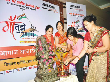 From corner-corner lift, Maa Tujhe Pranam