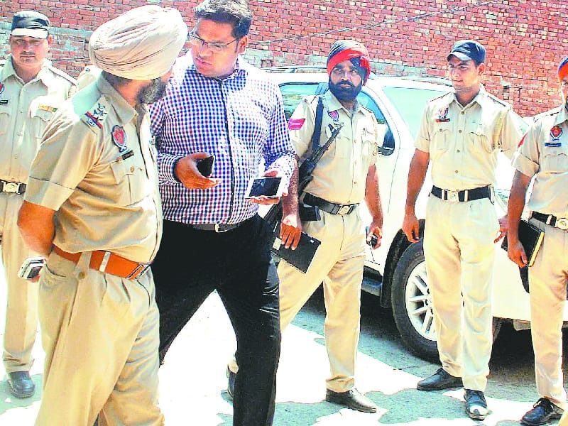 akali leader beat senior deputy mayer, amritsar dispute, fight between two leaders, amritsar 