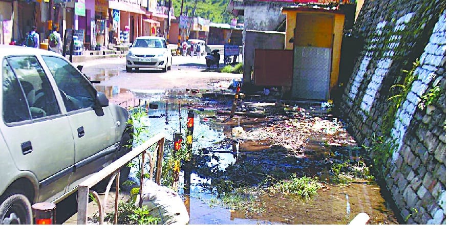The sewage was flowing on the road management
