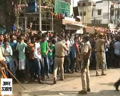 Akhsay kumar reaches Kanpur to promote Rustom, police lathicharged fans to control