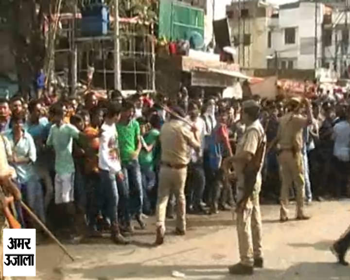 पुलिस ने किया अक्षय के फैन्स पर लाठीचार्ज