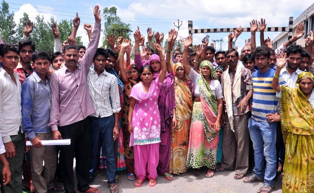the railway gate to close, Villagers angry