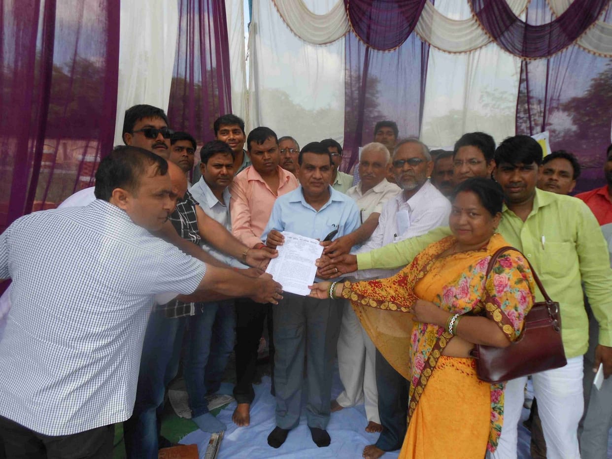 Secondary teachers picketing