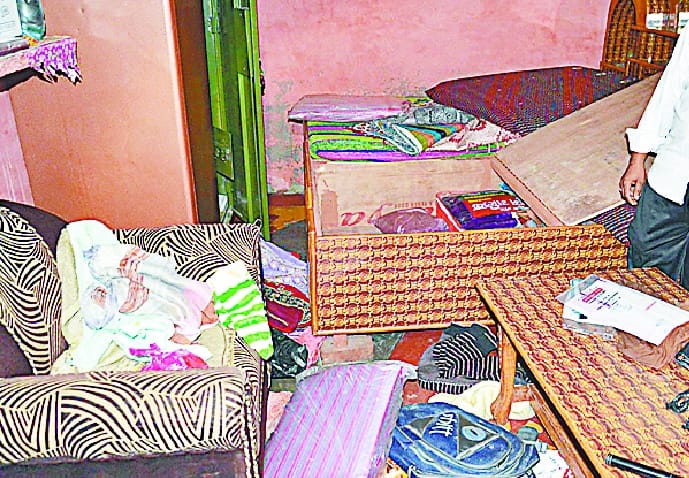Looting of family hostage