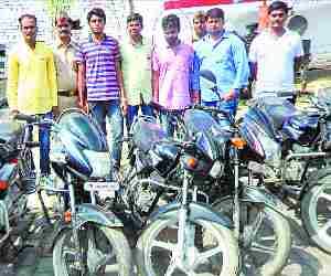 Inter district autolifter gang nabbed.