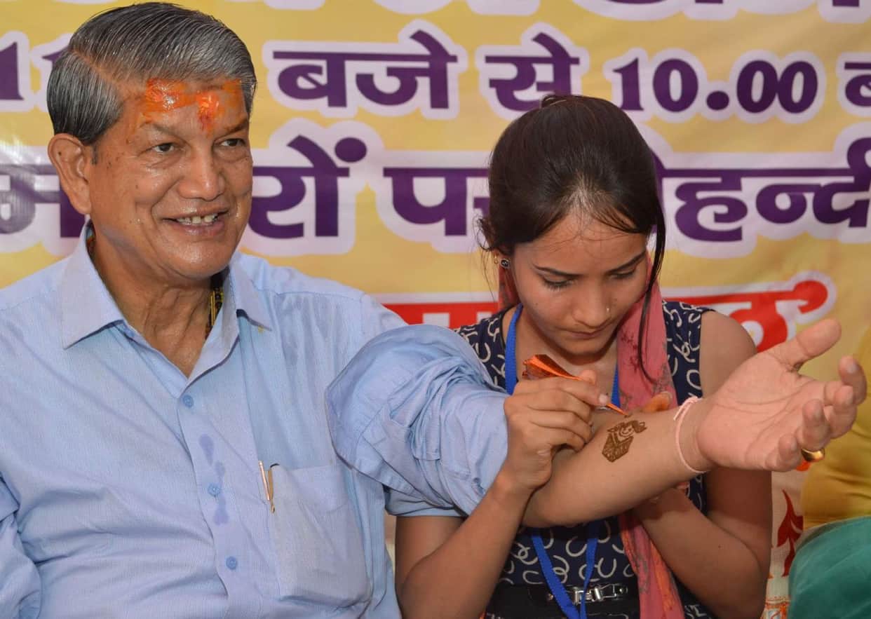 uttarakhand cm harish rawat apply henna on his hand