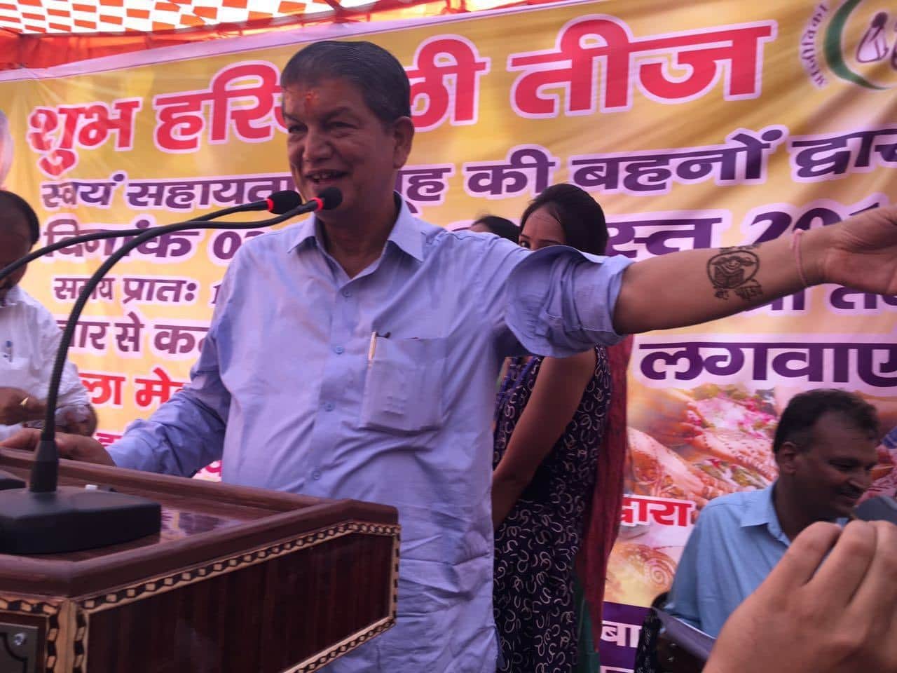 uttarakhand cm harish rawat apply henna on his hand