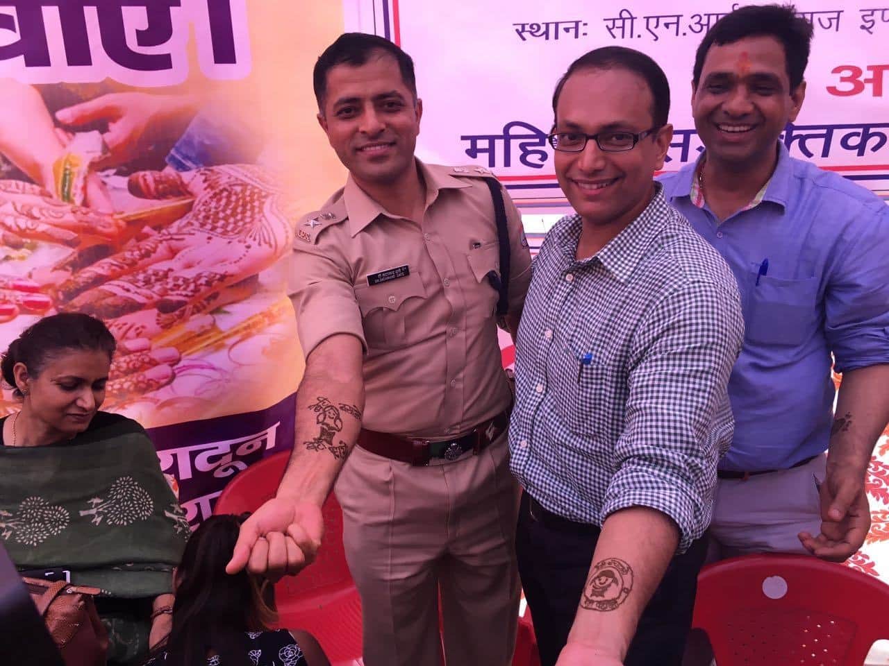 uttarakhand cm harish rawat apply henna on his hand