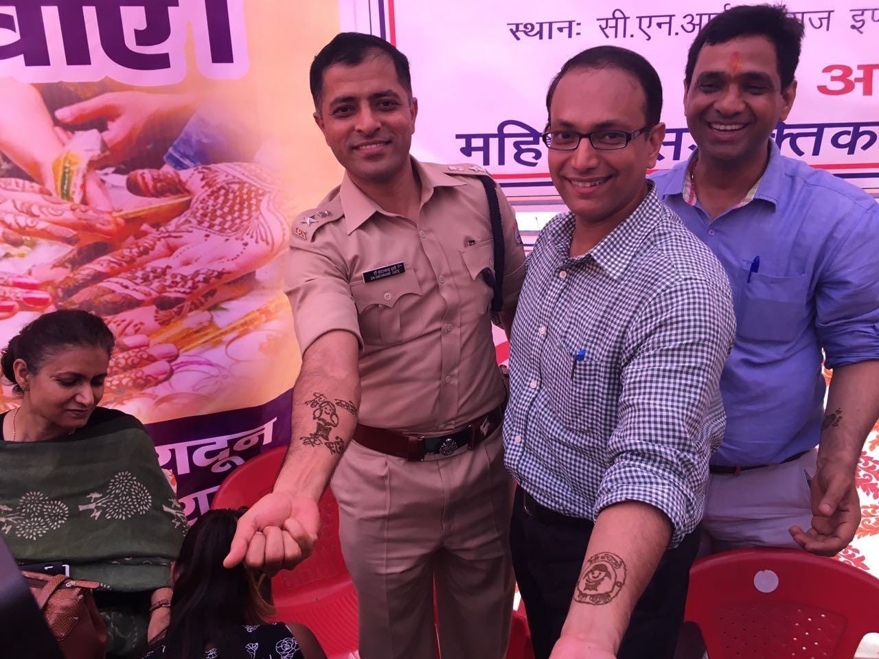 uttarakhand cm harish rawat apply henna on his hand