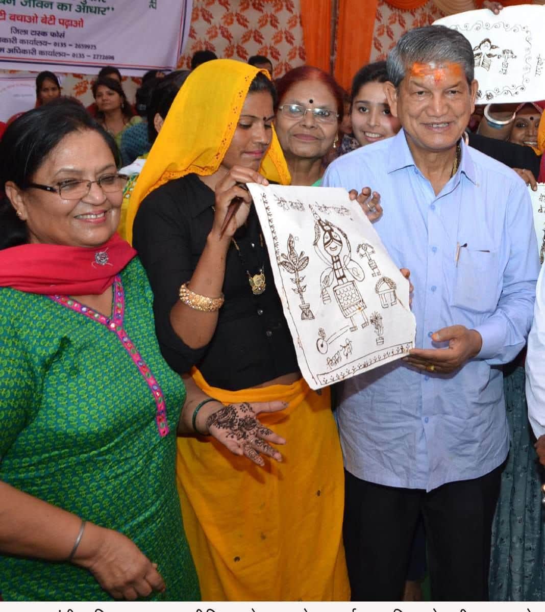 uttarakhand cm harish rawat apply henna on his hand