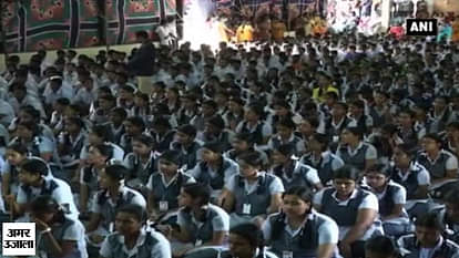 800 girls chant Vedic hymns for two hours in a bid to set world record