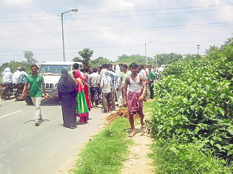 The death of the young man from the vehicle, road jam