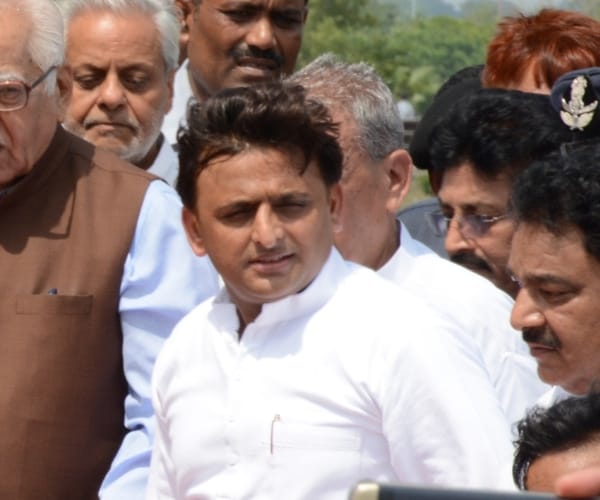 akhilesh yadav pays tribute to janeshwar mishra